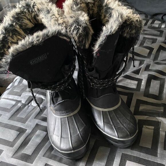 KHOMBU Black boot with faux fur to keep you feet warm for those cold days - Picture 1 of 12